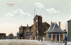 13094 Gezicht op de voorgevel van het station te Amersfoort; met rechts een kiosk.